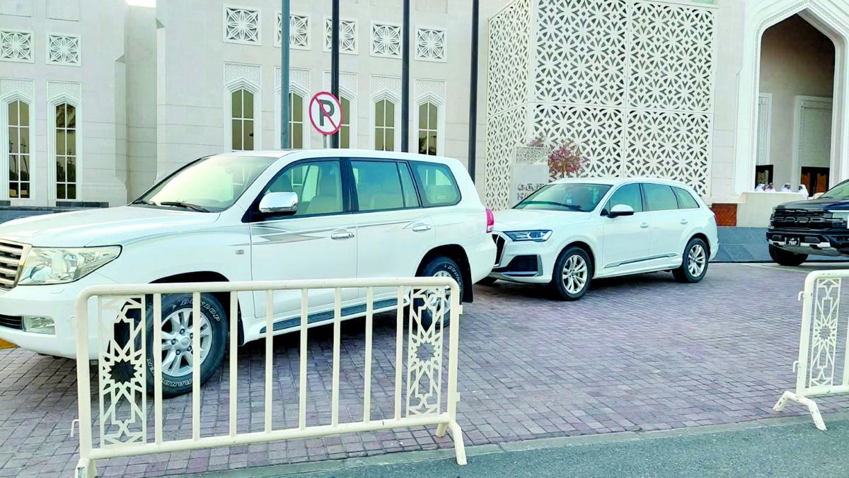 « العــــرب » رصدت انتشار الظاهرة في أكثر من قاعة .. اصطفاف عشوائي أمام قاعات الأفراح.. وتجاهل للمواقف الشاغرة