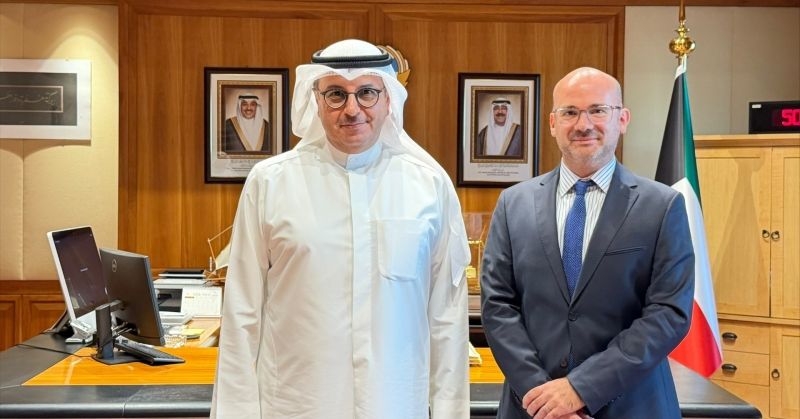 الوزير المخيزيم مستقبلاً السفير الفرنسي