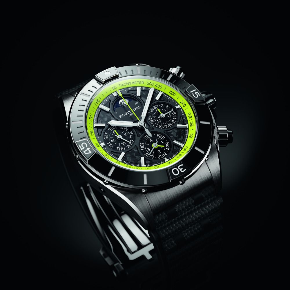 مصمّمة حسب الطلب وحصرياً .. ساعة Breitling Super Chronomat لمالكي سيارة Aston Martin Valhalla