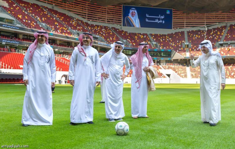 أمير المنطقة الشرقية يطلع على مستجدات مشروع ملعب أرامكو