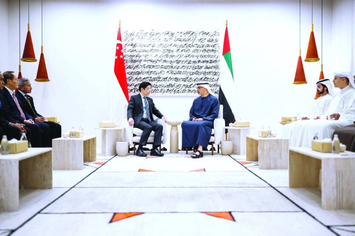 خالد بن محمد يبحث ورئيس وزراء سنغافورة علاقات البلدين
