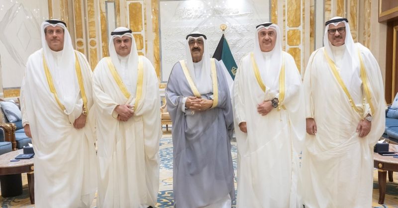 سمو الأمير متوسطاً السميط والحمدان والوقيان والجابر