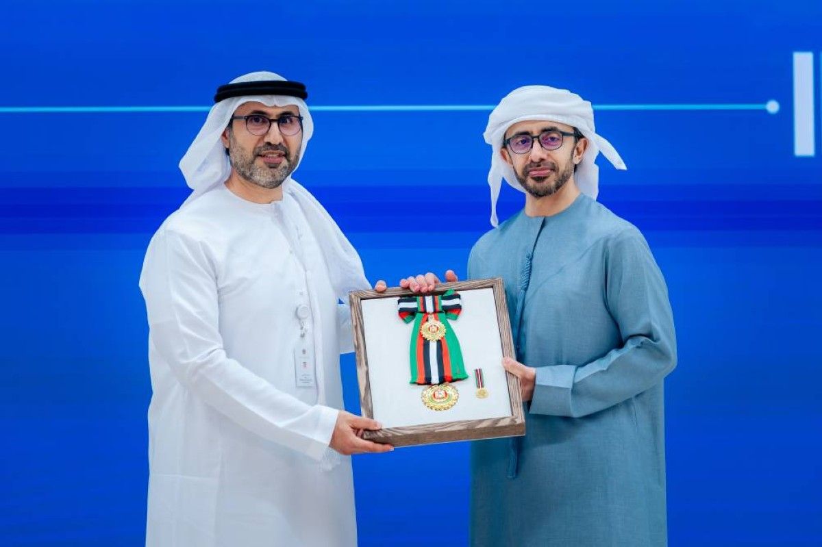 رئيس الدولة يمنح 8 دبلوماسيين «وسام زايد» و«وسام الاستقلال»