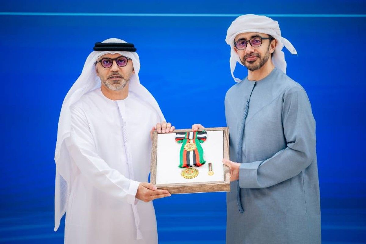 رئيس الدولة يمنح 8 دبلوماسيين «وسام زايد» و«وسام الاستقلال»