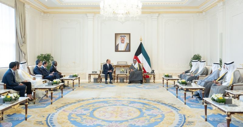سمو ولي العهد يستقبل رئيسَي «بلاك روك» و«كي كي آر»