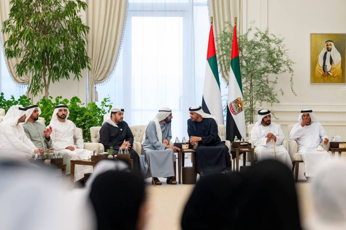 رئيس الدولة يستقبل بحضور محمد بن راشد طاقم طائرة "فلاي دبي"