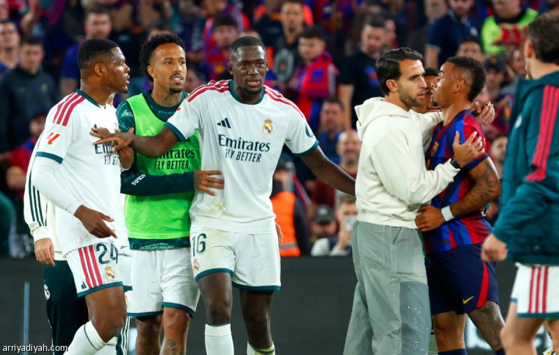الكلاسيكو.. 17 مخالفة تهدد برشلونة والريال بعقوبات