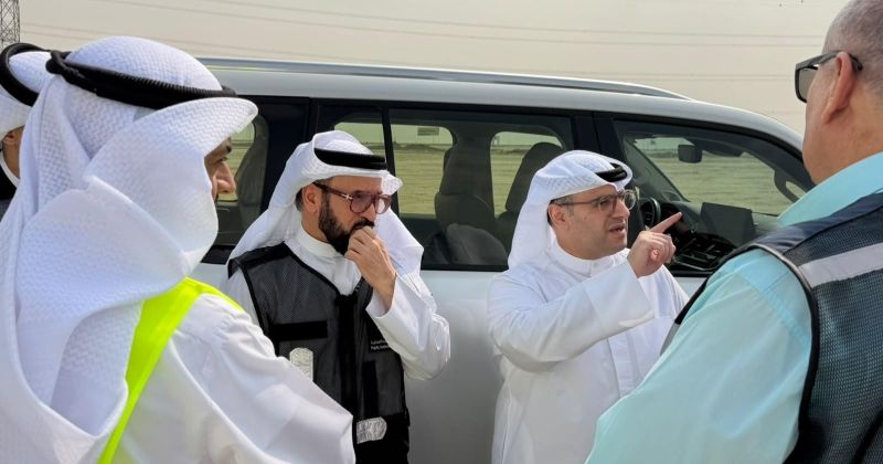 وزير الإسكان يتفقد مشروع جنوب صباح الأحمد ويؤكد على تسريع وتيرة الإنجاز