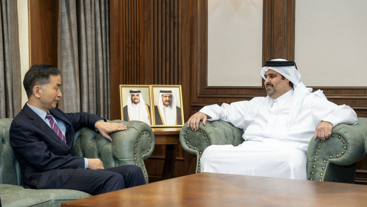 الرئيس التنفيذي للمؤسسة القطرية للإعلام يجتمع مع السفير الصيني