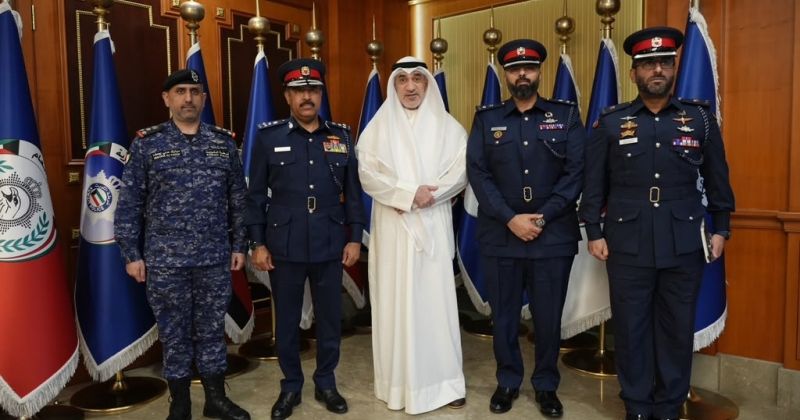 اليوسف يستقبل قائد خفر السواحل البحريني