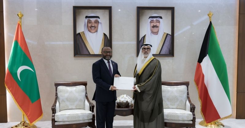 سمو الأمير يتلقى رسالة خطية من رئيس المالديف تسلمها وزير الخارجية