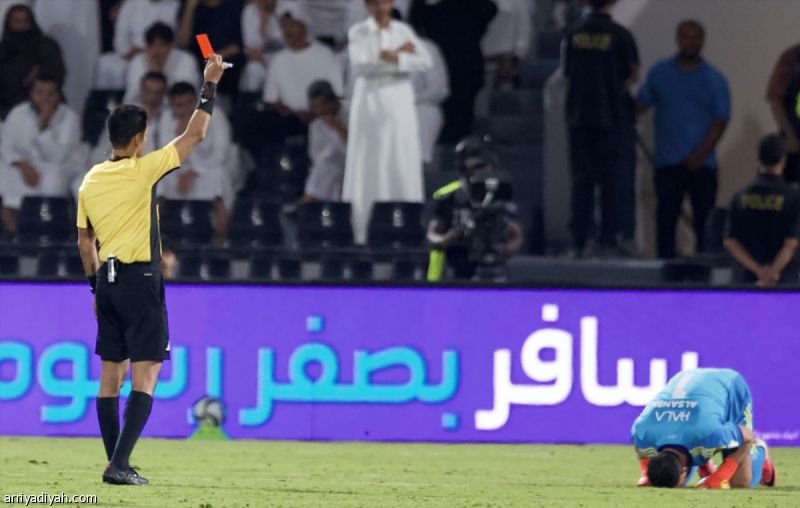 الصانبي يدون سابقتين بالطرد أمام الشباب