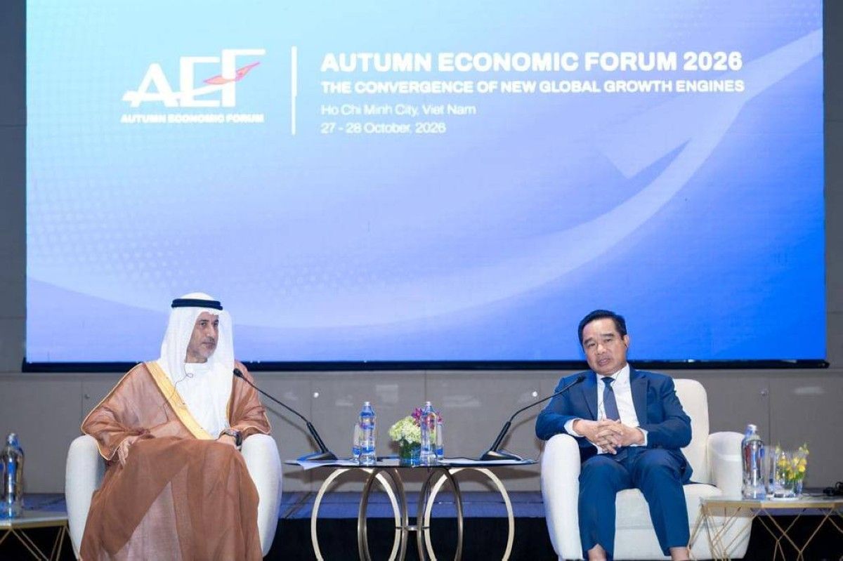 نيابةً عن محمد بن راشد .. سعيد الهاجري يترأس وفد الإمارات المشارك في المنتدى الاقتصادي الخريفي