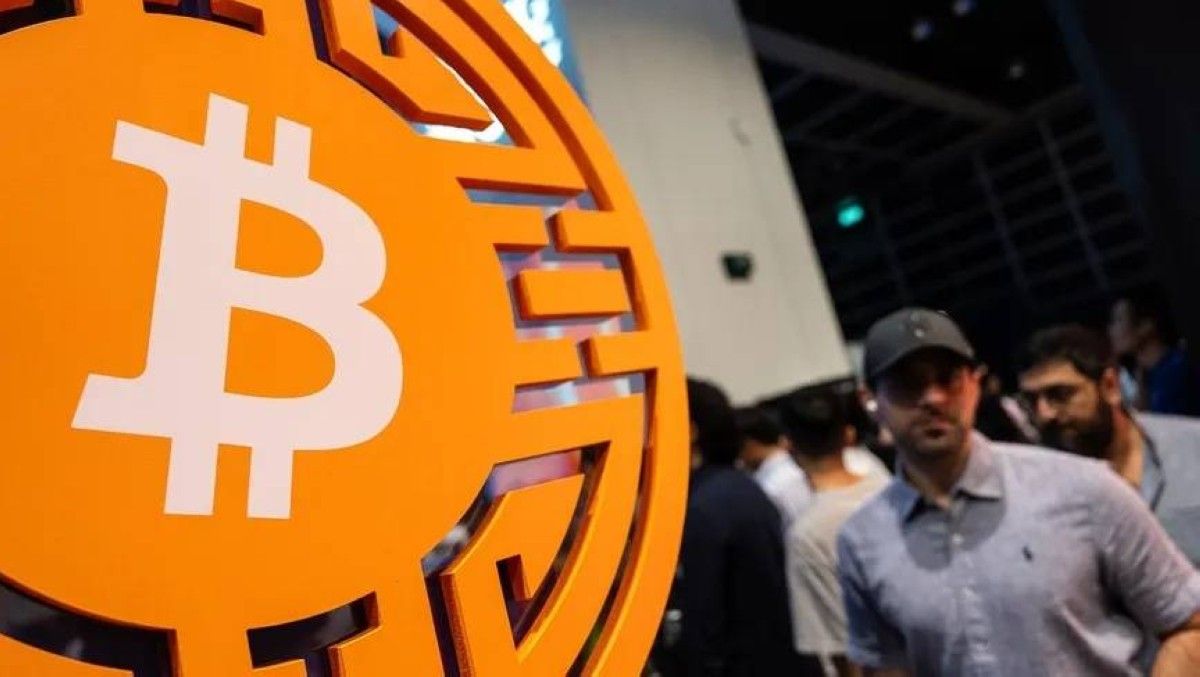 "بتكوين" دون 77 ألف دولار بعد اختراق «باينانس»