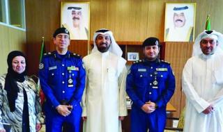 غانم السليماني ومريم العنزي ومهدي القلاف في اجتماعهم مع رجال اللإطفاء