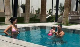جورجينا بلا مكياج في المسبح مع رونالدو بمنزلهما في الرياض