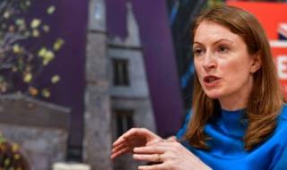 السفيرة بليندا لويس