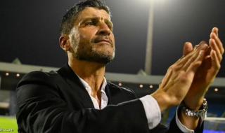 الخليج يتمسك بإيمانويل مدربه حتى 2025