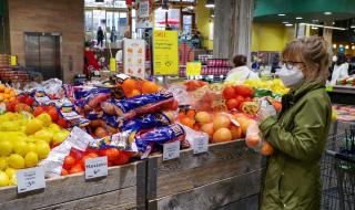 التضخم في أمريكا يتباطأ ويسجل أدنى منذ مارس 2021