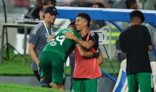 الأهلي يحتفل بالفوز الأكبر