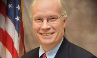 "ليندركينج" يبدأ جولة خليجية لبحث جهود السلام والتنسيق لحماية الأمن البحري في اليمن