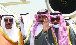 سمو الأمير الراحل يرد التحية لمودعيه في إحدى رحلاته