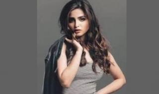 جرائة من العيار الثقيل حلا الترك سكرانه بأحضان سعد المجرد بالشورت وتتصدر حديث المتابعين .. اتفرج