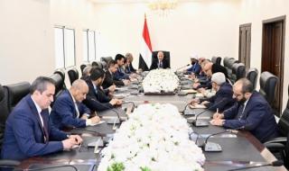العليمي: خيار السلام أولوية وبدأنا بإجراءات إعادة تنظيم القوات تحت قيادة موحدة