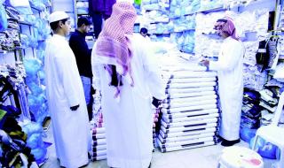 العرب ترصد: إقبال متـــزايد على محال مســتلزمات عيـد الفطــر