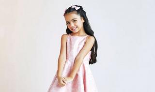 عارضو الأزياء الأطفال يخطفون الأنظار على اللوحات الإعلانية