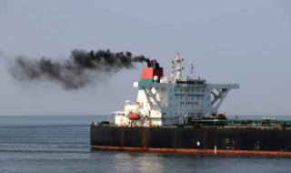 بلومبيرغ: السفن تطلق ملايين الأطنان الإضافية من انبعاثات الكربون لتجنب هجمات الحوثيين