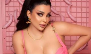 رولا يموت تنافس الجميع وتفجر الإنترنت بالمايوه الذهبي العاري من حمام السباحة