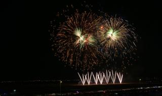 عروض للألعاب النارية احتفالاً بـالعيد الوطني الـ54 المجيد