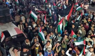 تعز.. مسيرة ليلية حاشدة احتفالا بصمود وانتصار المقاومة الفلسطينية في قطاع غزة 