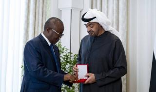 رئيس الدولة ورئيس غينيا بيساو يبحثان علاقات البلدين ويتبادلان الأوسمة