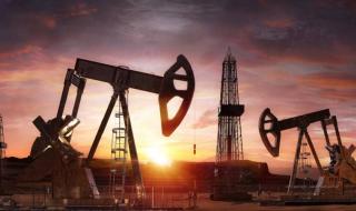 تراجع مخزونات الخام الأمريكية يصعد بالنفط 2 %