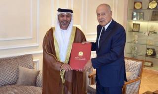 سفير الإمارات يقدم خطاب اعتماده إلى أمين عام الجامعة العربية