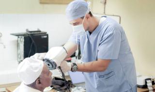 «فريق عين العالم».. مبادرة إنسانية من دبي تعيد النور لآلاف المرضى حول العالم