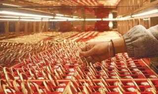 الذهب يرتفع ويحقق مكاسب للشهر الثالث