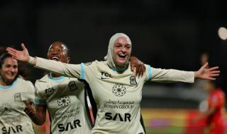 سيدات الاتحاد والأهلي يستعرضن قبل «الديربي»