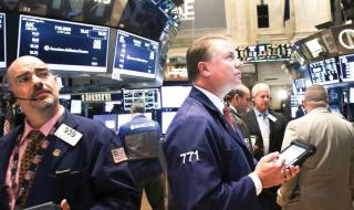 تراجع «وول ستريت» وسط ترقب بيانات ومسار السياسة النقدية