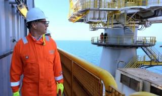 دولة عربية يحبها الجميع تعلن اكتشاف حقل نفط جديد إنتاجه يفوق جميع الحقول التابعة لارامكو السعودية