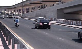 8152 مخالفة لسائقي دراجات «التوصيل» على المسارات السريعة