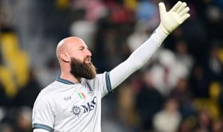 من مدرجات «الأول بارك».. نجم الهلال يراقب حارس نابولي