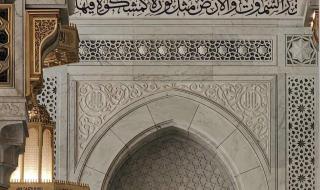شاهد بالصور.. الخط العربي في المسجد الحرام لوحة إيمانية تزاوج بين قدسية المكان وجمال البيان
