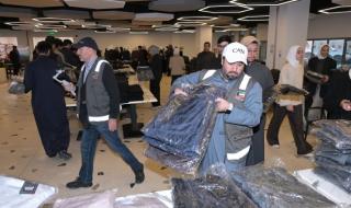 مركز أثر التطوعي يوزع الكسوة على 400 عامل بجامعة الكويت