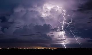 عاصفة لم تشهدها المملكة منذ أشهر تضرب ثلاث المناطق.. والأرصاد تكشف أرقاماً مفاجئة عن سرعة الرياح