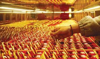 عقود الذهب والفضة تعزز مكاسبها