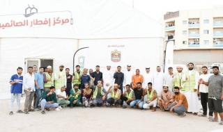 «الموارد البشرية والتوطين» تجسّد قيم التكافل بإفطار الصائمين من العمال