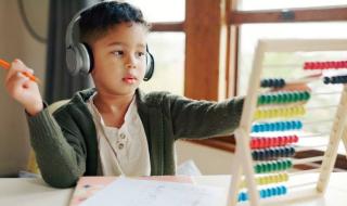 لقاءات افتراضية لمساندة الطلبة وأولياء الأمور نفسياً